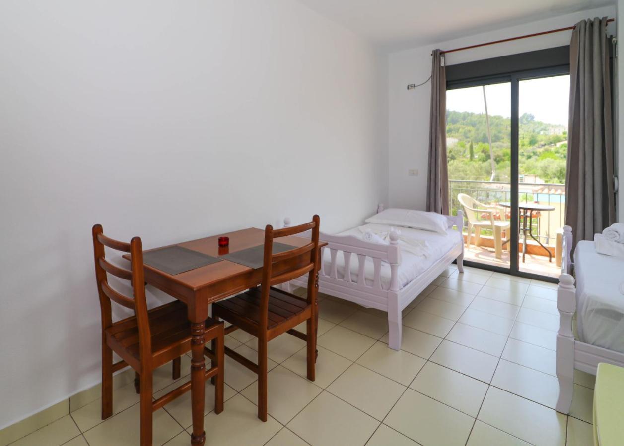 Bora Rooms Himare Esterno foto