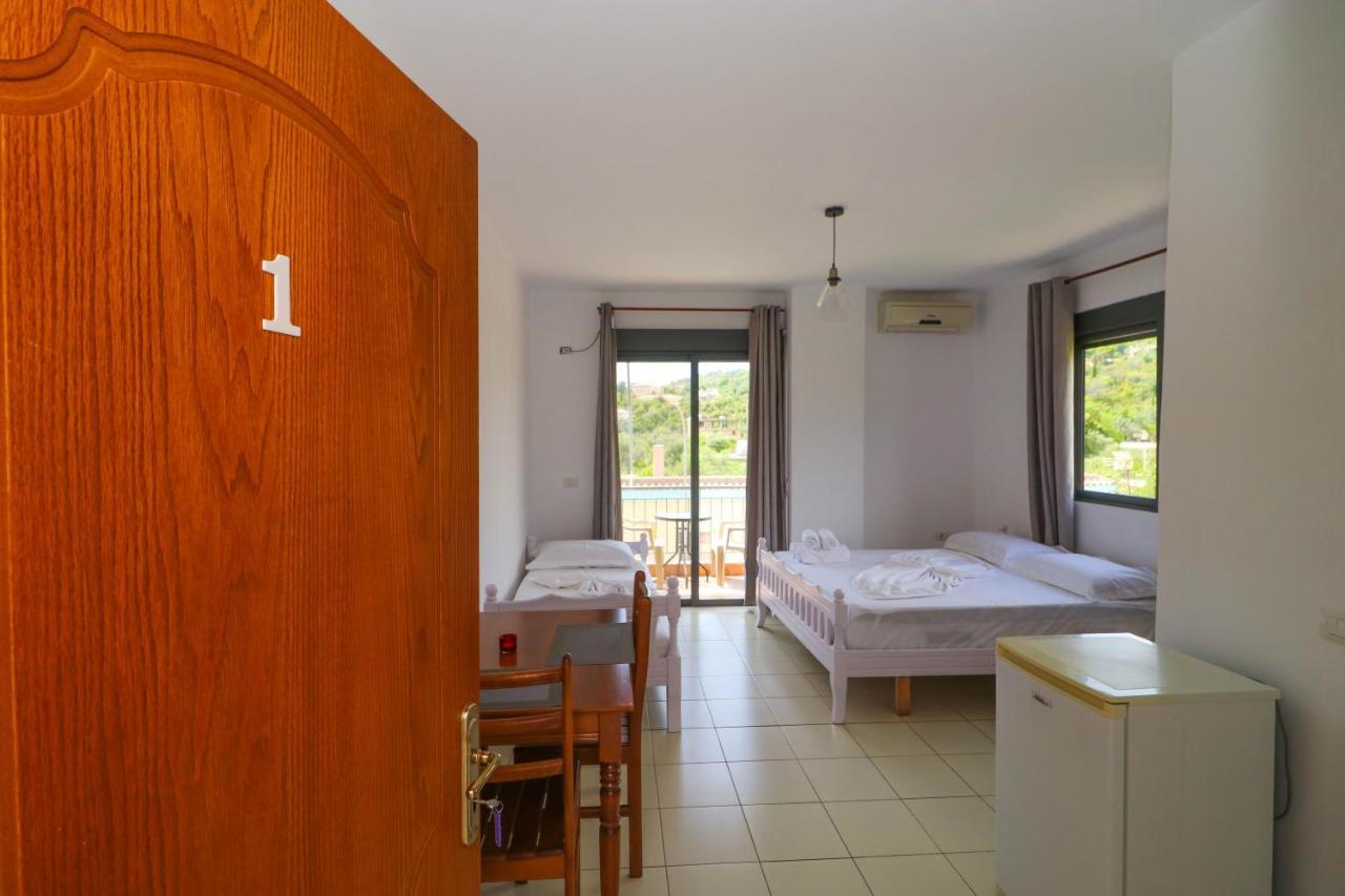 Bora Rooms Himare Esterno foto
