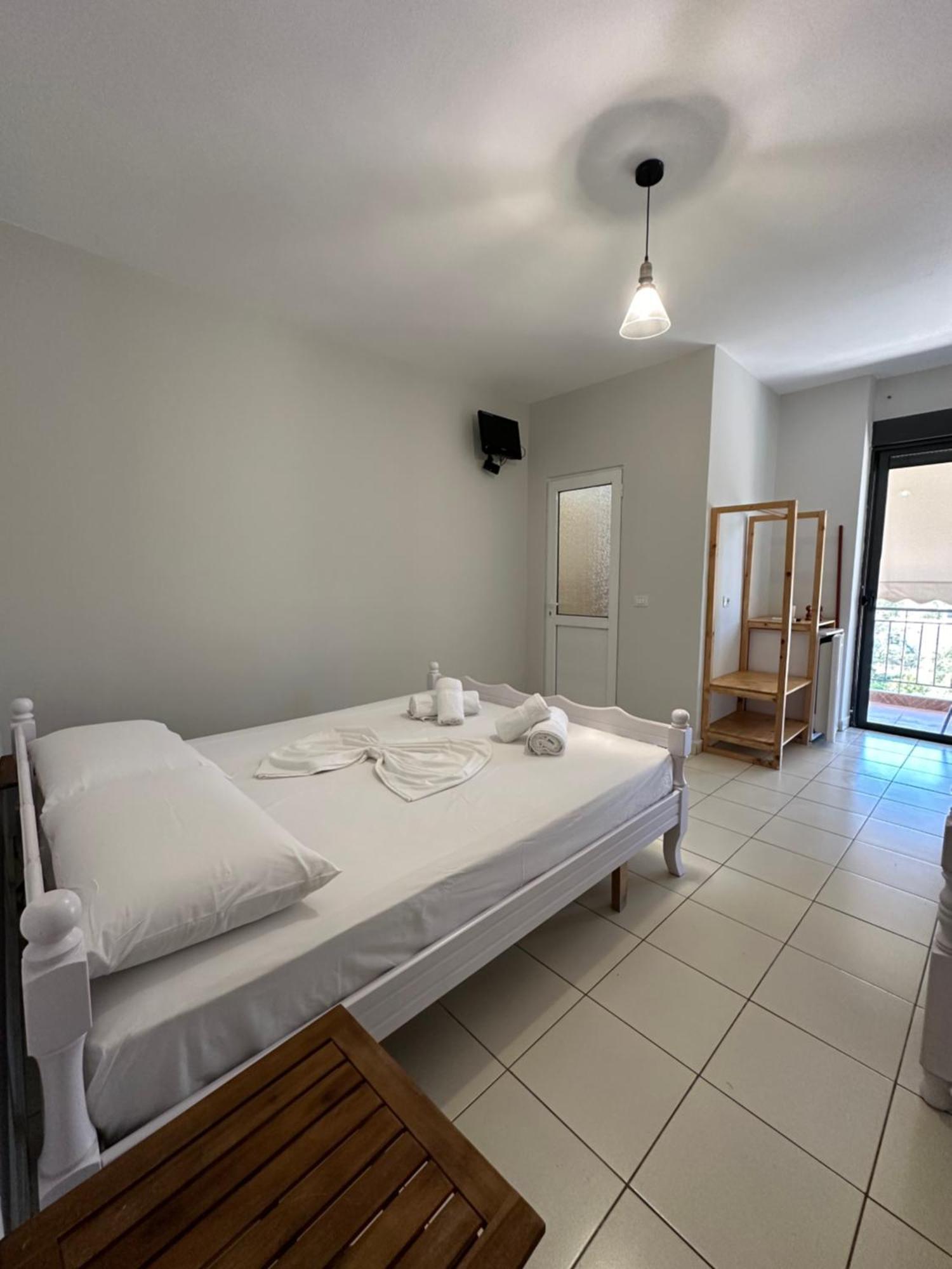 Bora Rooms Himare Esterno foto