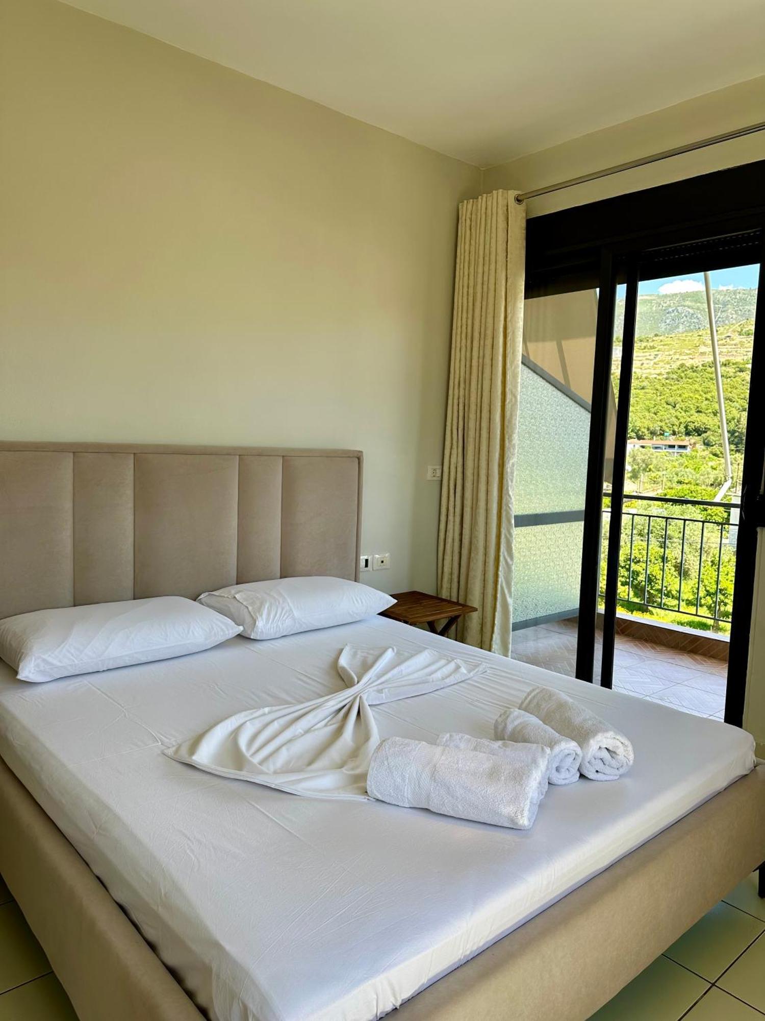 Bora Rooms Himare Esterno foto